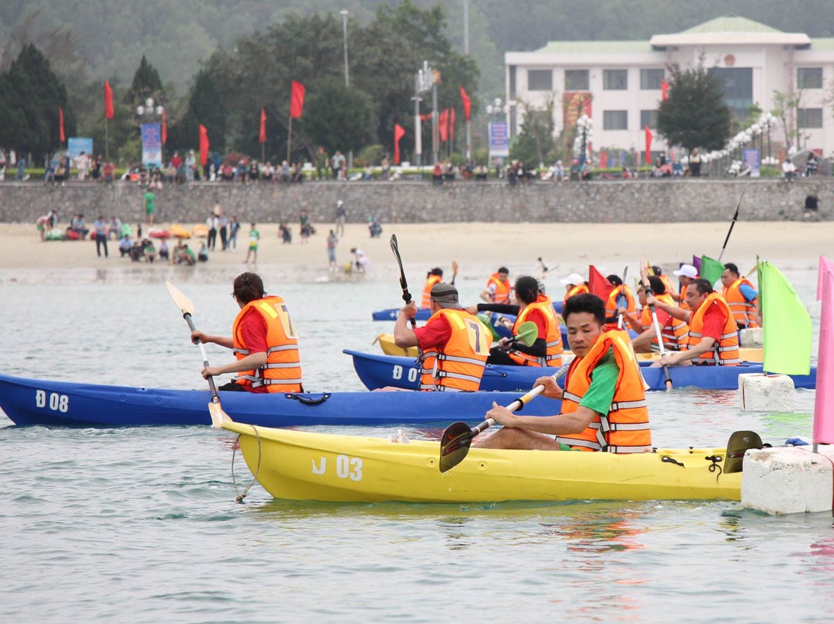 Kích cầu du lịch, Cô Tô tổ chức giải đua thuyền Kayak. Ảnh: Đoàn Hưng