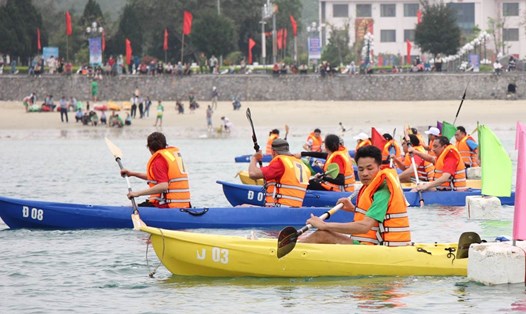 Kích cầu du lịch, Cô Tô tổ chức giải đua thuyền Kayak. Ảnh: Đoàn Hưng