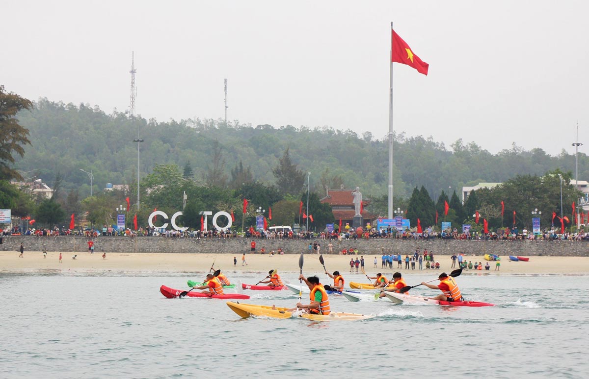     Giải đua thuyền Kayak có 3 nội dung thi đấu, chèo đơn nam, chèo đôi nam và  chèo đôi nam nữ, cự ly 1.500m. Ảnh: Nguyễn Mến