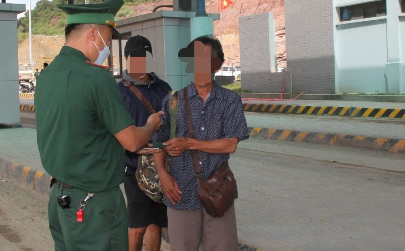  Lực lượng Biên phòng tỉnh Quảng Trị kiểm soát người qua lại khu vực biên giới Việt - Lào. Ảnh: H.Nguyên