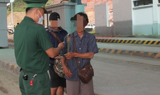 Lực lượng Biên phòng tỉnh Quảng Trị kiểm soát người qua lại khu vực biên giới Việt - Lào. Ảnh: H.Nguyên