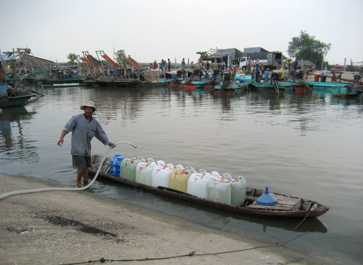 Người dân vùng giáp biển vận chuyển nước ngọt phục vụ sinh hoạt gia đình. Ảnh: Lục Tùng
