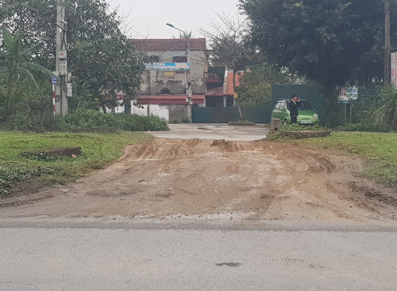 Nhiều lối đi tắt trên tuyến đường tránh QL1A, đoạn qua địa bàn tỉnh Ninh Bình được tạo ra do người dân tự ý đập phá dải phân cách. Ảnh: Nguyễn Trường