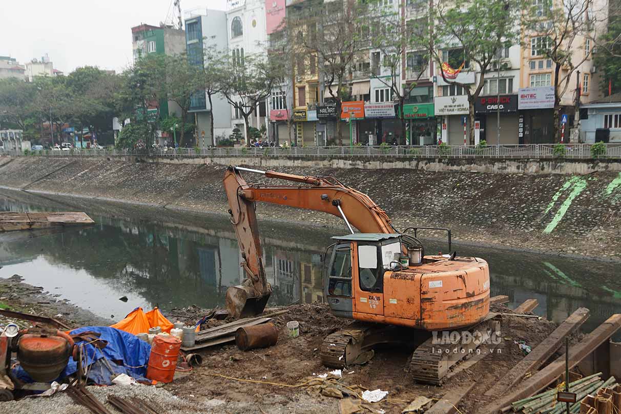 Đến nay, công nhân và hàng loạt phương tiện máy móc vẫn đang gấp rút thi công, xây dựng các ống cống trên sông Tô Lịch.
