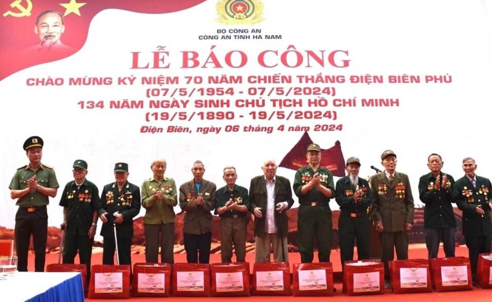 Ban Giám đốc Công an tỉnh Hà Nam trao quà tặng các chiến sĩ Điện Biên. Ảnh: Công an tỉnh Hà Nam