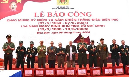 Ban Giám đốc Công an tỉnh Hà Nam trao quà tặng các chiến sĩ Điện Biên. Ảnh: Công an tỉnh Hà Nam