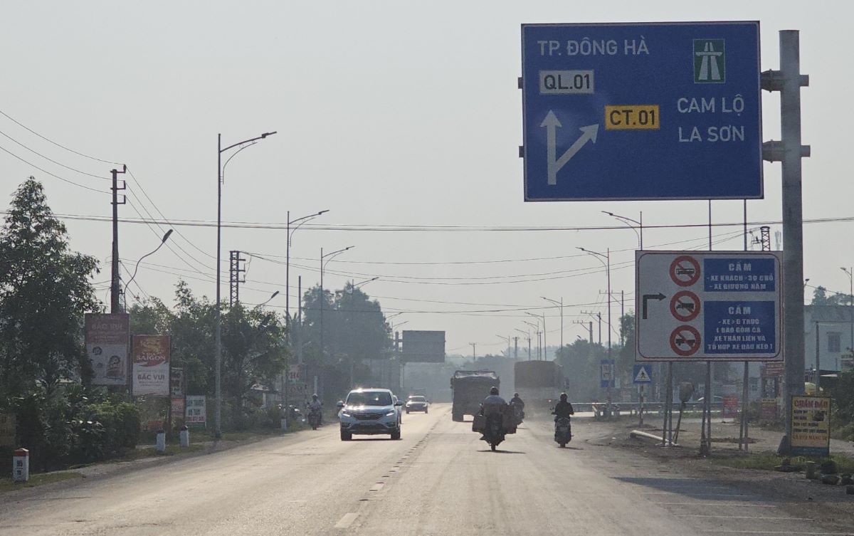 Biển báo cấm một số phương tiện lưu thông trên cao tốc được lắp đặt vào ngày 5.4, sau 1 ngày kể từ thời điểm cấm xe. Ảnh: Hưng Thơ.