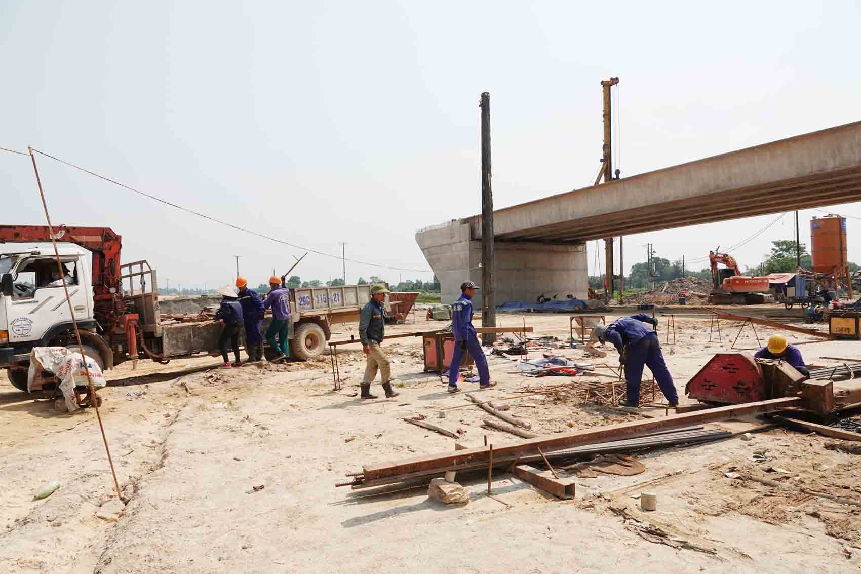 Thi công cầu vượt cao tốc Bắc - Nam qua xã Lưu Vĩnh Sơn, huyện Thạch Hà, tỉnh Hà Tĩnh. Ảnh: Trần Tuấn