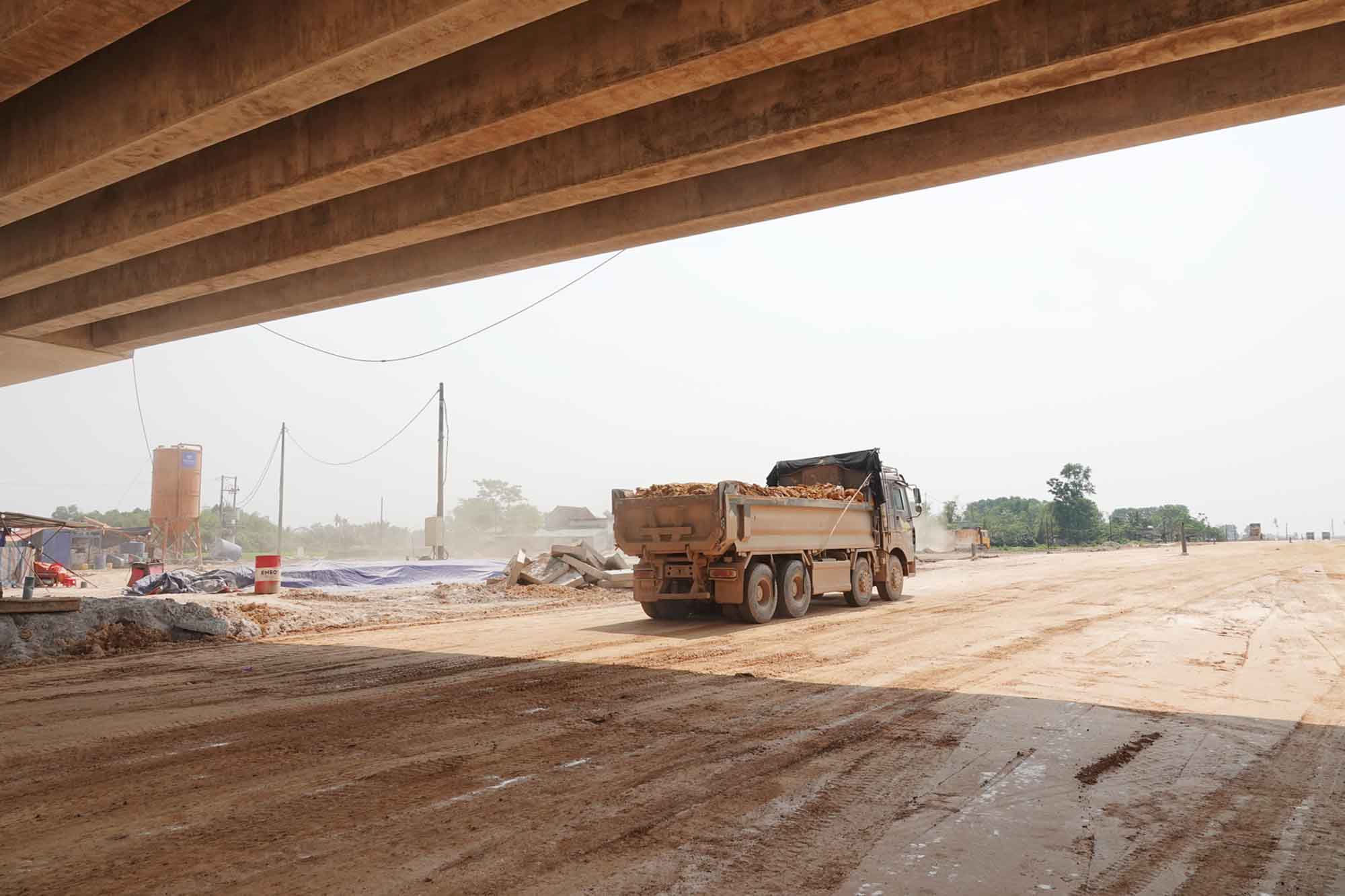 Xe tải chở đất san lấp nền đường cao tốc qua xã Lưu Vĩnh Sơn. Ảnh: Trần Tuấn.