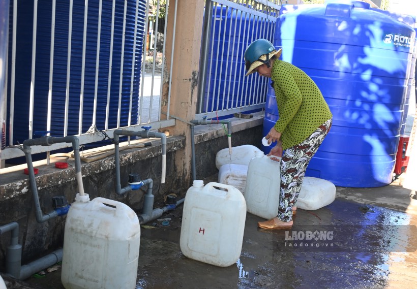 Người dân ở huyện Gò Công Đông (tỉnh Tiền Giang) phấn khởi có thể lấy nước thoải mái và không còn cảnh chen chúc ngồi đợi tại các điểm nước công cộng. Ảnh: Thành Nhân