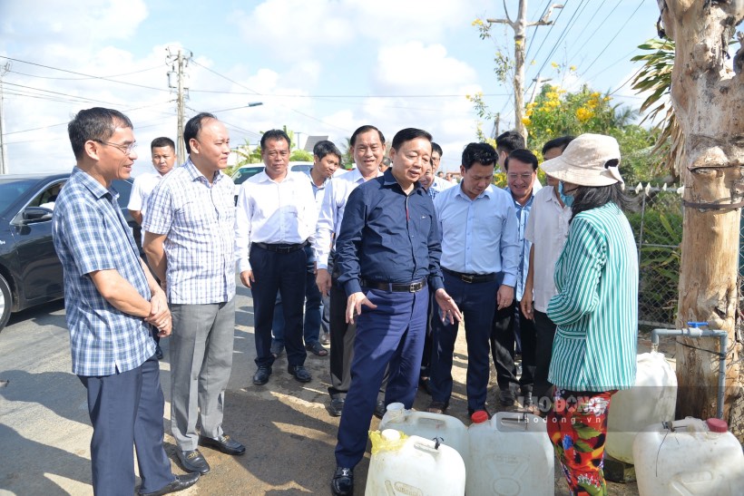 Phó Thủ tướng Chính phủ Trần Hồng Hà kiểm tra tình hình cấp nước sinh hoạt cho người dân trên địa bàn huyện Gò Công Đông (tỉnh Tiền Giang). Ảnh: Thành Nhân