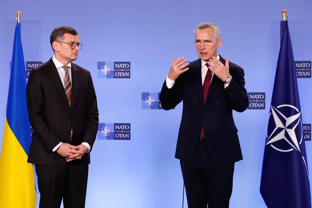 Tổng thư ký NATO Jens Stoltenberg (phải) và Bộ trưởng Ngoại giao Ukraina Dmytro Kuleba phát biểu với báo giới trước cuộc họp của Hội đồng NATO-Ukraina ngày 4.4.2024. Ảnh: AP
