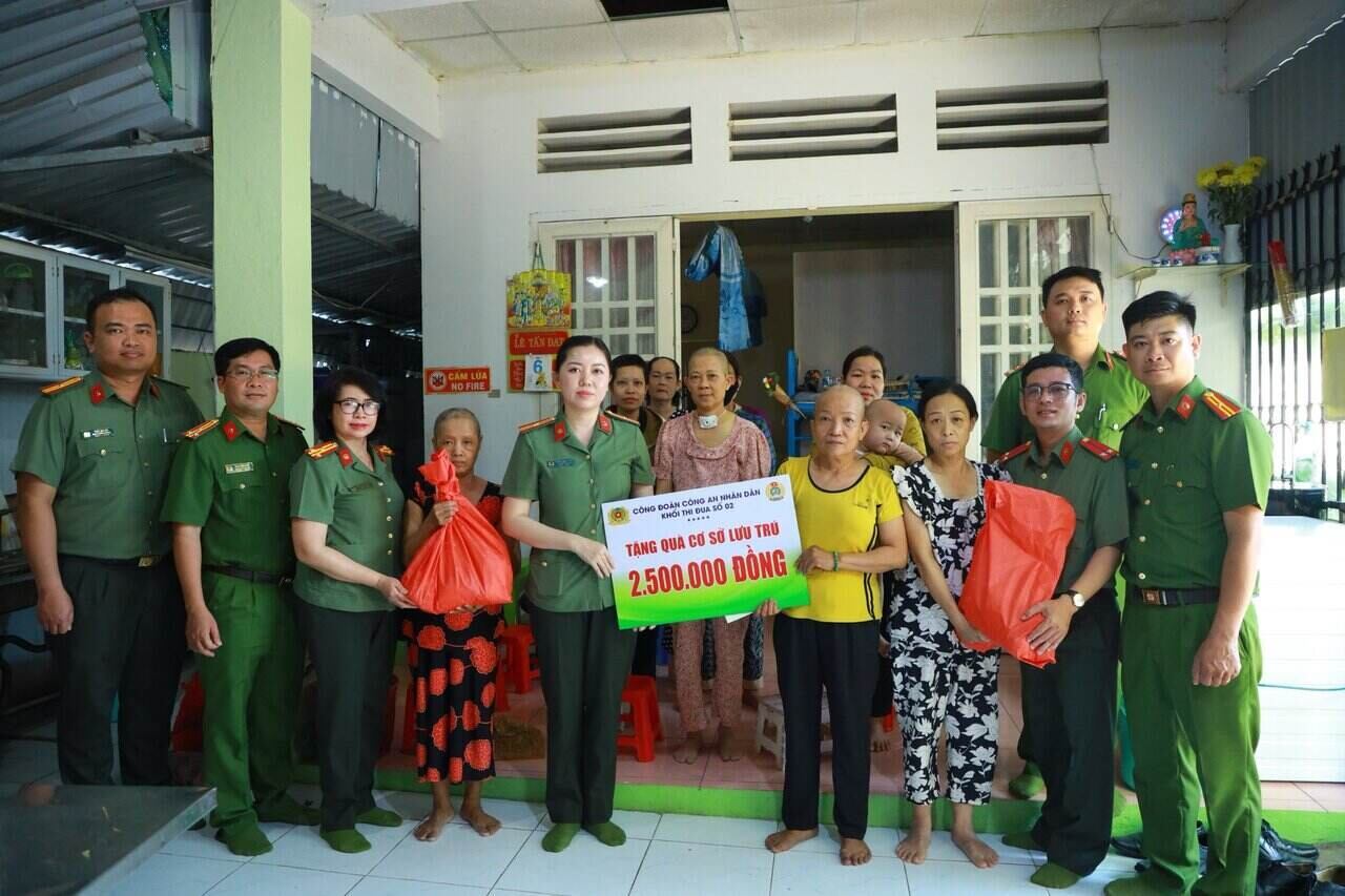 Khối thi đua số 2 thăm, tặng quà cho cho bệnh nhân tại 2 cơ sở lưu trú gần khu vực Bệnh viện ung bướu cơ sở 2, Thành phố Hồ Chí Minh. 