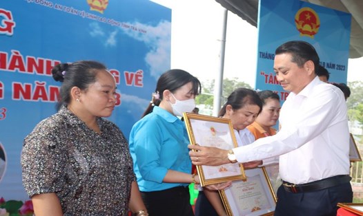Ông Nguyễn Quỳnh Thiện - Phó Chủ tịch UBND tỉnh Trà Vinh trao quà cho CNLĐ nhân dịp Tháng Công nhân năm 2024. Ảnh: Trí Dũng