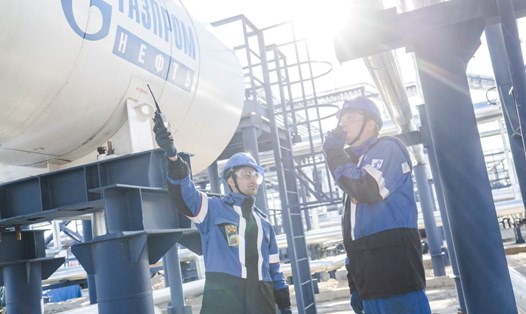 Công nhân công ty dầu khí Gazprom Neft của Nga. Ảnh chụp màn hình