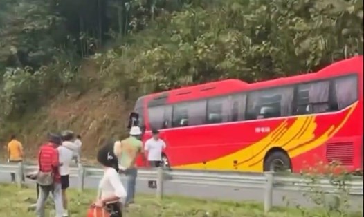 Hiện trường vụ tai nạn trên đường nối cao tốc Nội Bài - Lào Cai đi Sa Pa. Ảnh: Người dân cung cấp