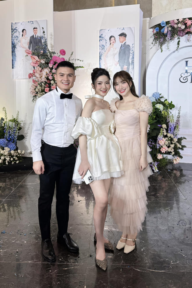 Hòa Minzy chụp ảnh cùng Quang Hải và Chu Thanh Huyền. Ảnh: Facebook nhân vật
