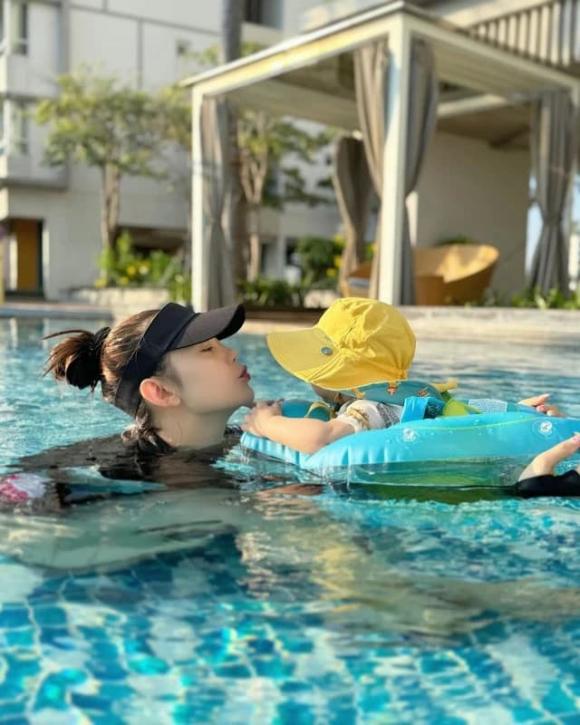 Minh Hằng tập bơi cùng con trai. Ảnh: Facebook nhân vật