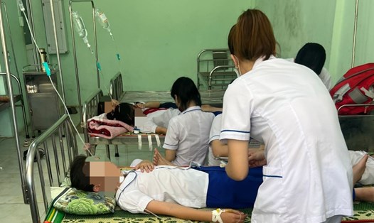 Các học sinh bị ngộ độc được đưa vào Trung tâm Y tế huyện Cam Lộ điều trị trong ngày 3.4 và sau đó đã ổn định sức khỏe, xuất viện. Ảnh: H.Nguyên.