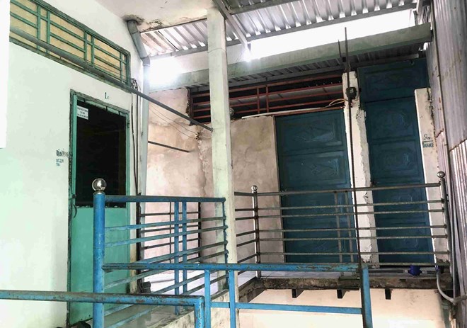 Công nhân lựa chọn phòng trọ giá rẻ, cũ kĩ để tiết kiệm chi phí. Ảnh: Bích Ngọc