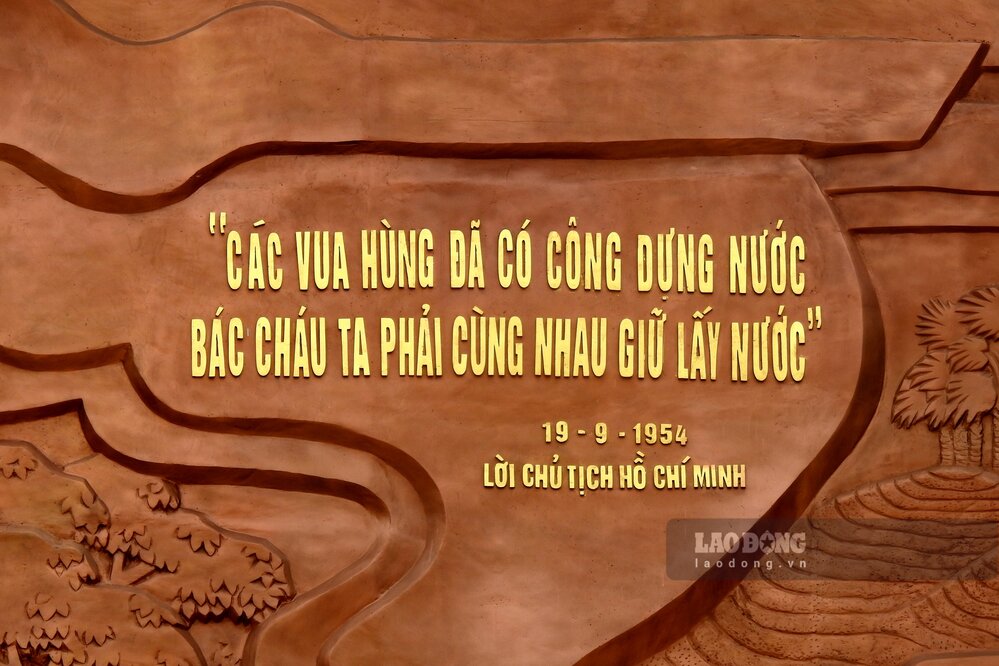 Bức phù điêu khắc ghi lời căn dặn bất hủ của Bác Hồ. Ảnh: Tô Công.