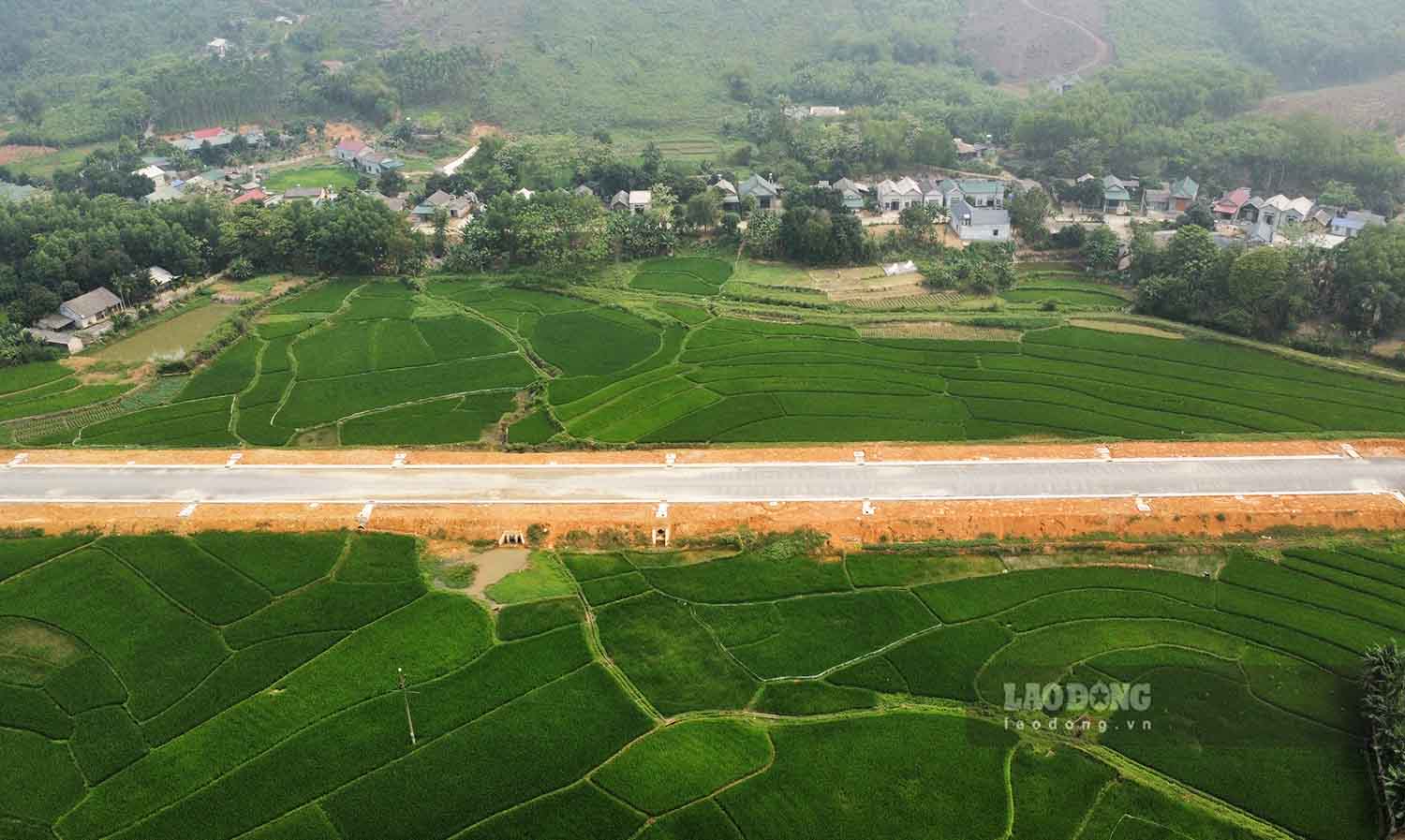 Phần lớn tuyến đường được mở mới, đi qua đồng ruộng, đồi núi và một số khu dân cư của các xã Nhữ Khê, xã Nhữ Han (huyện Yên Sơn) với 145 hộ dân có đất thu hồi, giải phóng mặt bằng. 