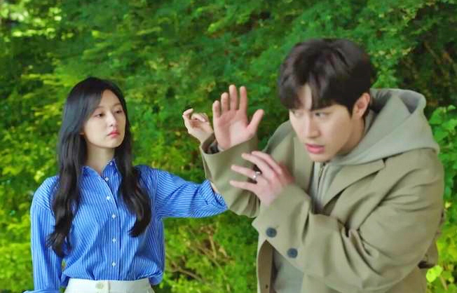 Kim Ji Won và Kwak Dong Yeon trong phim “Nữ hoàng nước mắt”. Ảnh: Chụp màn hình