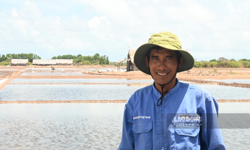 Hơn 20 năm, ông Thái Văn Tần (53 tuổi, ngụ ở thị trấn Tiệm Tôm, huyện BA Tri, tỉnh Bến Tre) cho biết, dù muối đạt chất lượng khá nhưng chỉ ở mức 45.000 - 50.000 đồng/giạ. Hiện nay, nhiều diêm dân không bán được muối vì giá thấp nên phải trữ lại đợi có giá bán. 