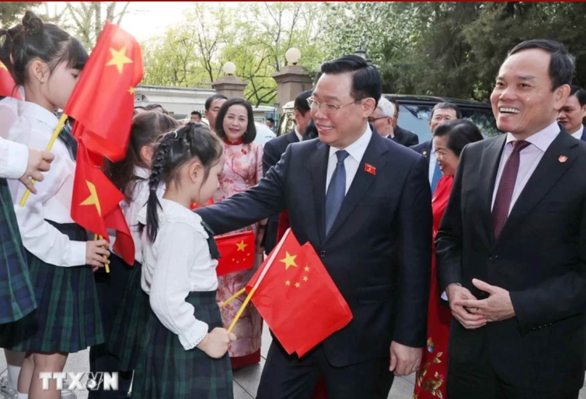 Chủ tịch Quốc hội Vương Đình Huệ thăm Đại sứ quán Việt Nam tại Trung Quốc. Ảnh: TTXVN