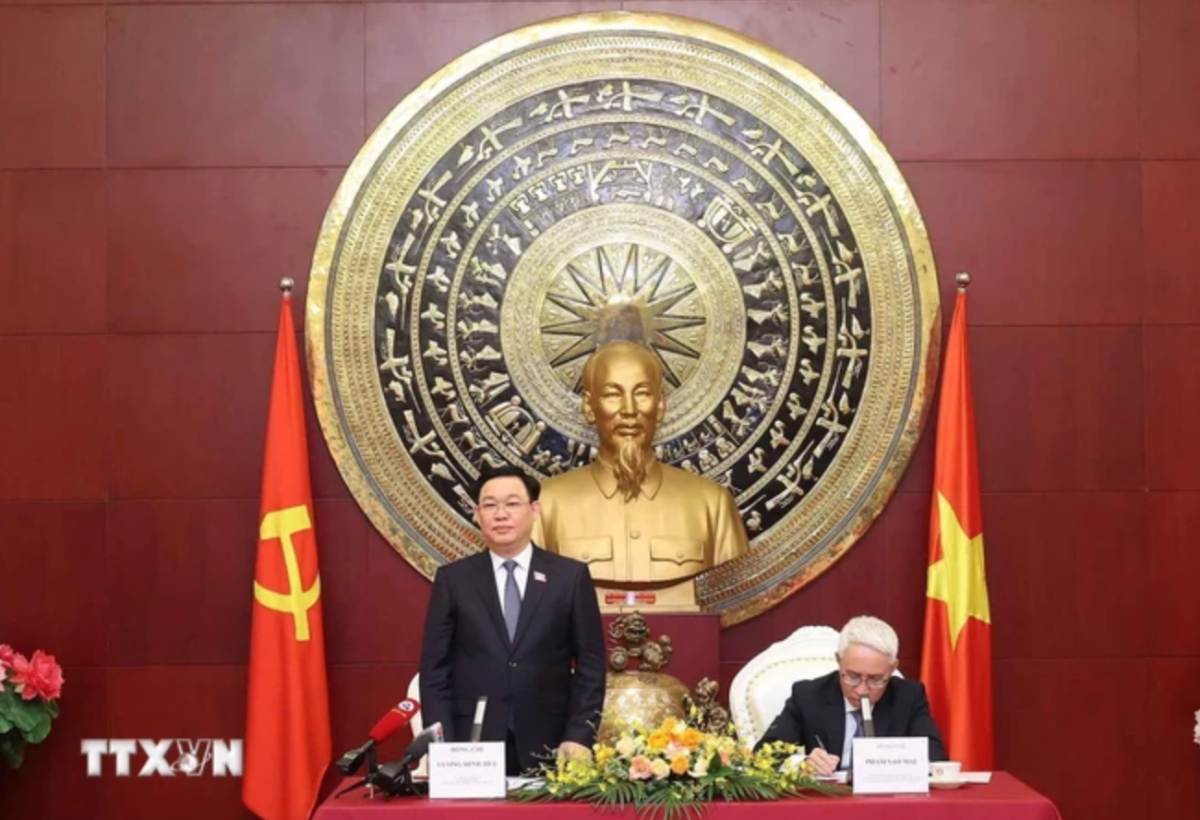 Chủ tịch Quốc hội Vương Đình Huệ và Đại sứ Việt Nam tại Trung Quốc Phạm Sao Mai tại buổi gặp. Ảnh: TTXVN