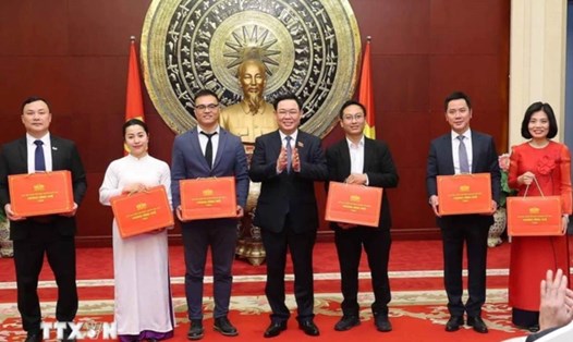 Chủ tịch Quốc hội Vương Đình Huệ tặng quà cho đại diện cộng đồng người Việt Nam tại Trung Quốc. Ảnh: TTXVN