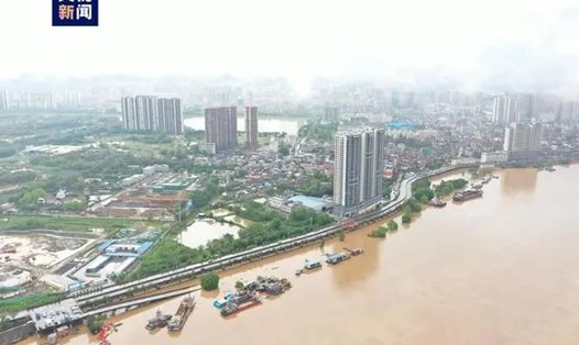 Trung Quốc đón trận lũ lụt đầu tiên trong năm 2024 trên sông Bắc Giang, tỉnh Quảng Đông. Ảnh chụp màn hình CCTV