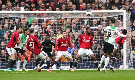 Man United thành công giữ lại 1 điểm trên sân nhà trước Liverpool.  Ảnh: The Guardian