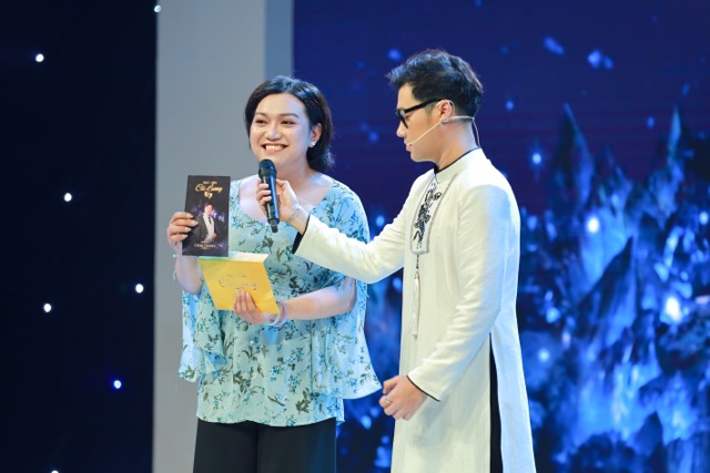 Nữ giám đốc Hồng Phi bị NSND Bạch Tuyết nhắc nhớ. Ảnh: NSX.