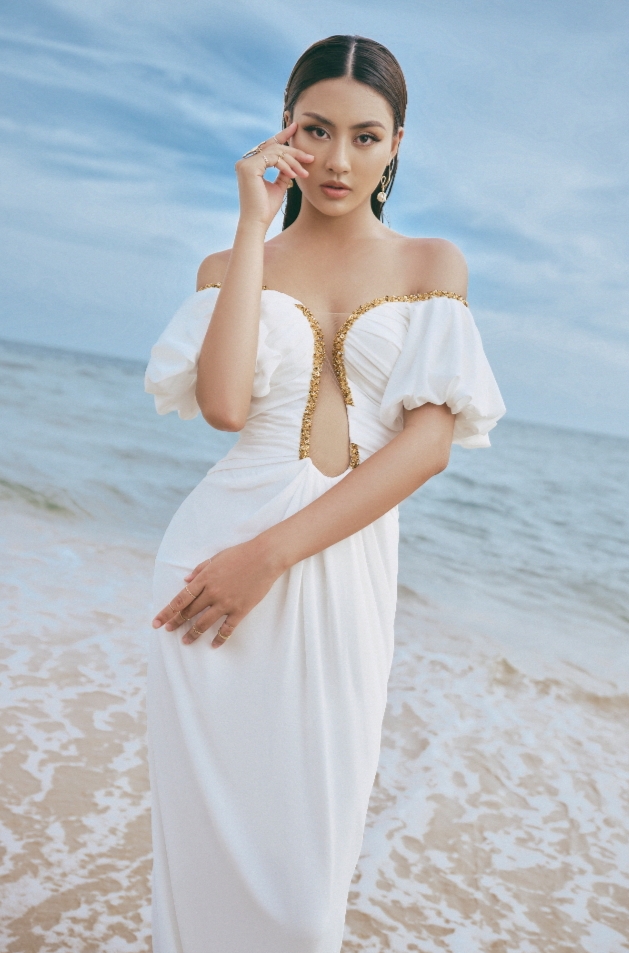 Hoa hậu Bùi Xuân Hạnh khoe dáng qua những bộ thiết kế xếp pli, nhấn eo lại như cơn gió mát, xoa dịu những ngày nắng nóng bằng sự dịu dàng, mềm mại.