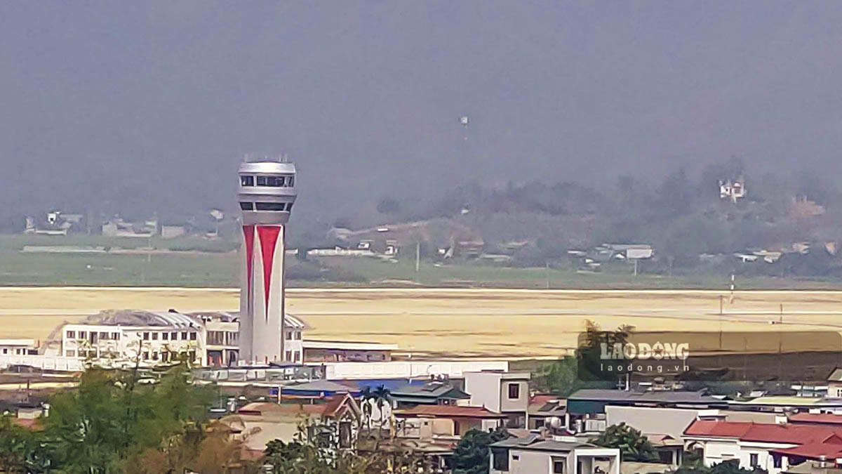 Mù khô gây hạn chế tầm nhìn cũng đã khiến hàng loạt chuyến bay đi/đến Sân bay Điện Biên phải hủy, gây ảnh hưởng không nhỏ đến lịch trình đi lại của khách và hàng loạt các vần đề liên quan đến các dịch vụ du lịch khách đã đặt trước.
