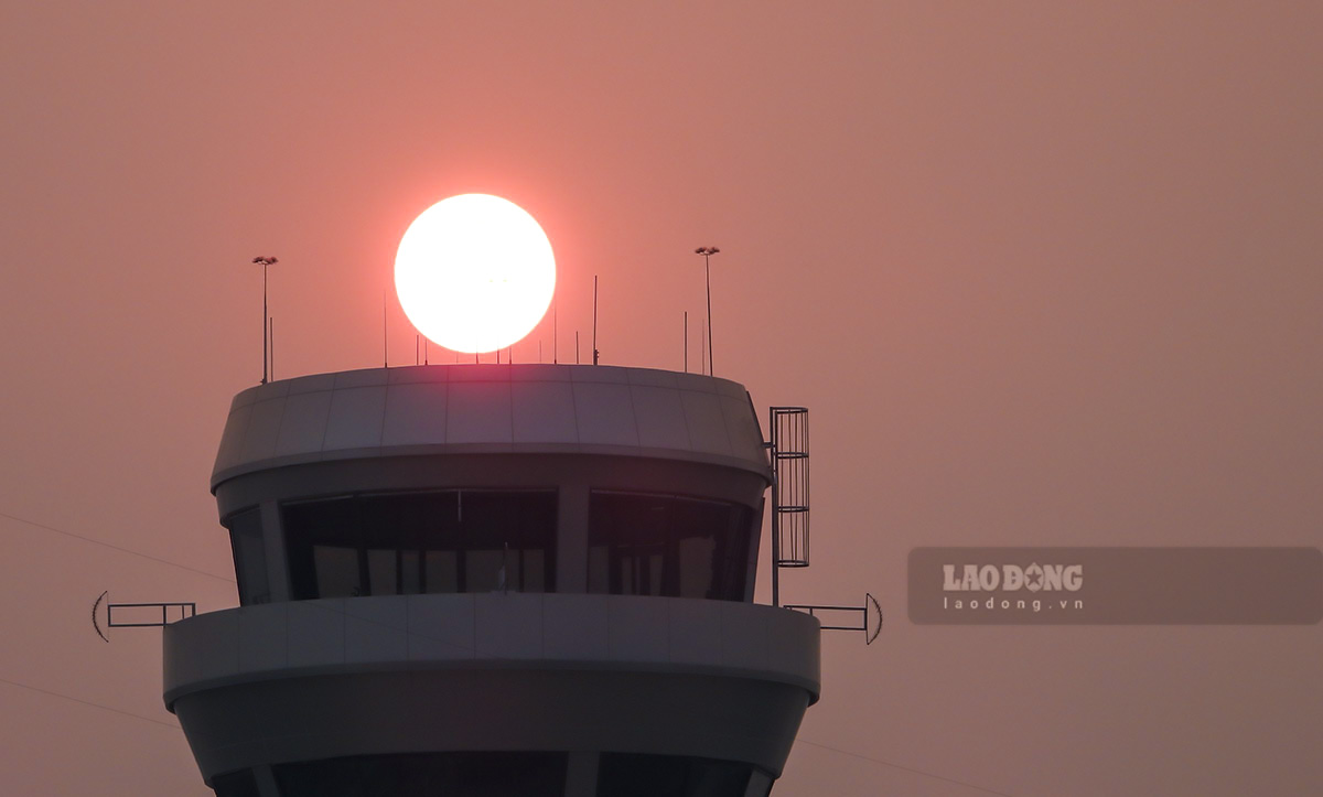 Trong khi đó, nhiều ngày qua tại TP Điện Biên Phủ không có mưa, không khí đậm đặc khiến mặt trời đỏ quạch và những ngọn núi xung quanh lòng chảo Điện Biên cũng biến mất khỏi tầm nhìn.