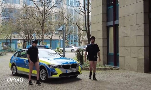 Hai cảnh sát Đức trong tình trạng không có quần dài. Ảnh: YouTube/DPolG-TV