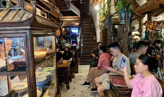 Quán chè 24 năm tuổi đời thu hút đông thực khách mỗi buổi chiều. Ảnh: Nhật Minh