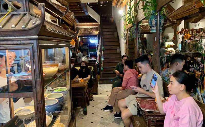 Quán chè 24 năm tuổi đời thu hút đông thực khách mỗi buổi chiều. Ảnh: Nhật Minh