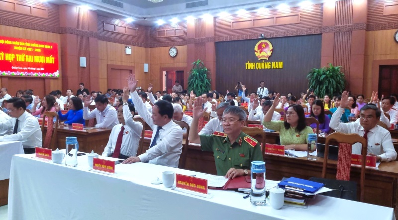 Đại biểu HĐND tỉnh Quảng Nam biểu quyết về công tác nhân sự của UBND tỉnh. Ảnh: Hoàng Bin