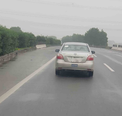 Một chiếc xe tập lái đi vào làn 90km/giờ tại cao tốc Hà Nội - Thái Nguyên. Ảnh: Huy Thiêm
