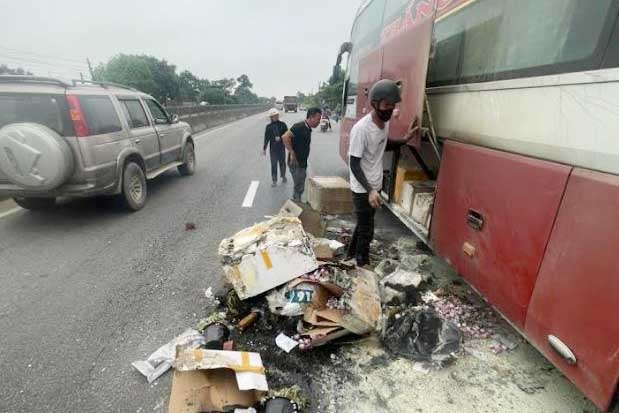 Một số hành lý trong xe khách bị cháy. Ảnh: Công an Hà Tĩnh.