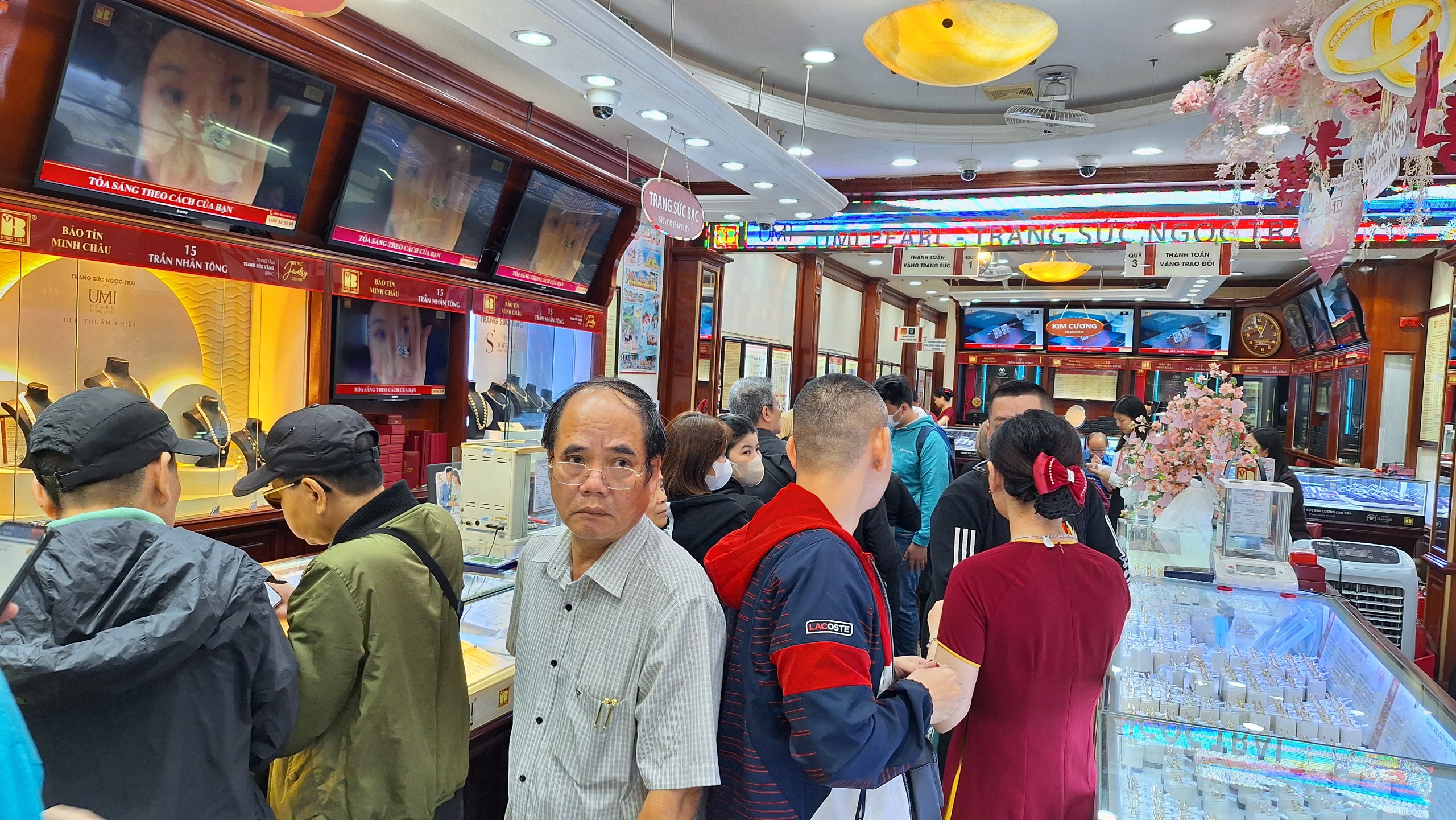 Không khí giao dịch nhộn nhịp tại nhiều cửa hàng kinh doanh vàng trên địa bàn TP. Hà Nội. Ảnh: Đền Phú