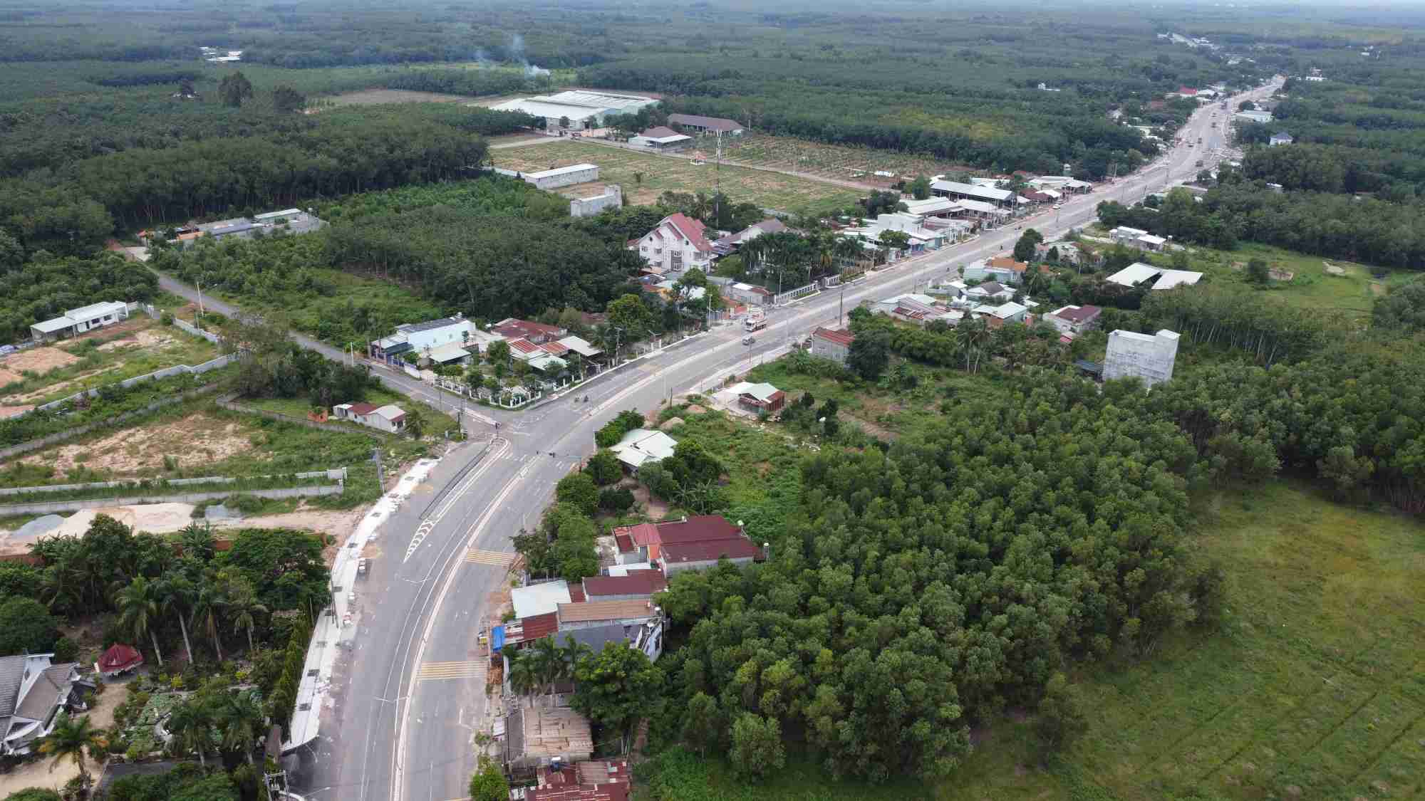 Huyện Dầu Tiếng đang phát triển hạ tầng giao thông, xây dựng các cụm công nghiệp thu hút đầu tư. Ảnh: Đình Trọng