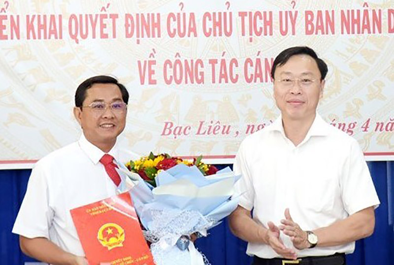 Ông Lê Hoàng Sao nhận quyết định bổ nhiệm của Chủ tịch UBND tỉnh làm Giám đốc Trung tâm dịch vụ đô thị. Ảnh: Nhật Hồ 