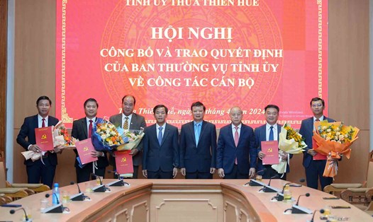 Lãnh đạo Tỉnh ủy, UBND tỉnh Thừa Thiên Huế trao quyết định của Ban Thường vụ Tỉnh ủy về công tác cán bộ. Ảnh: VGP