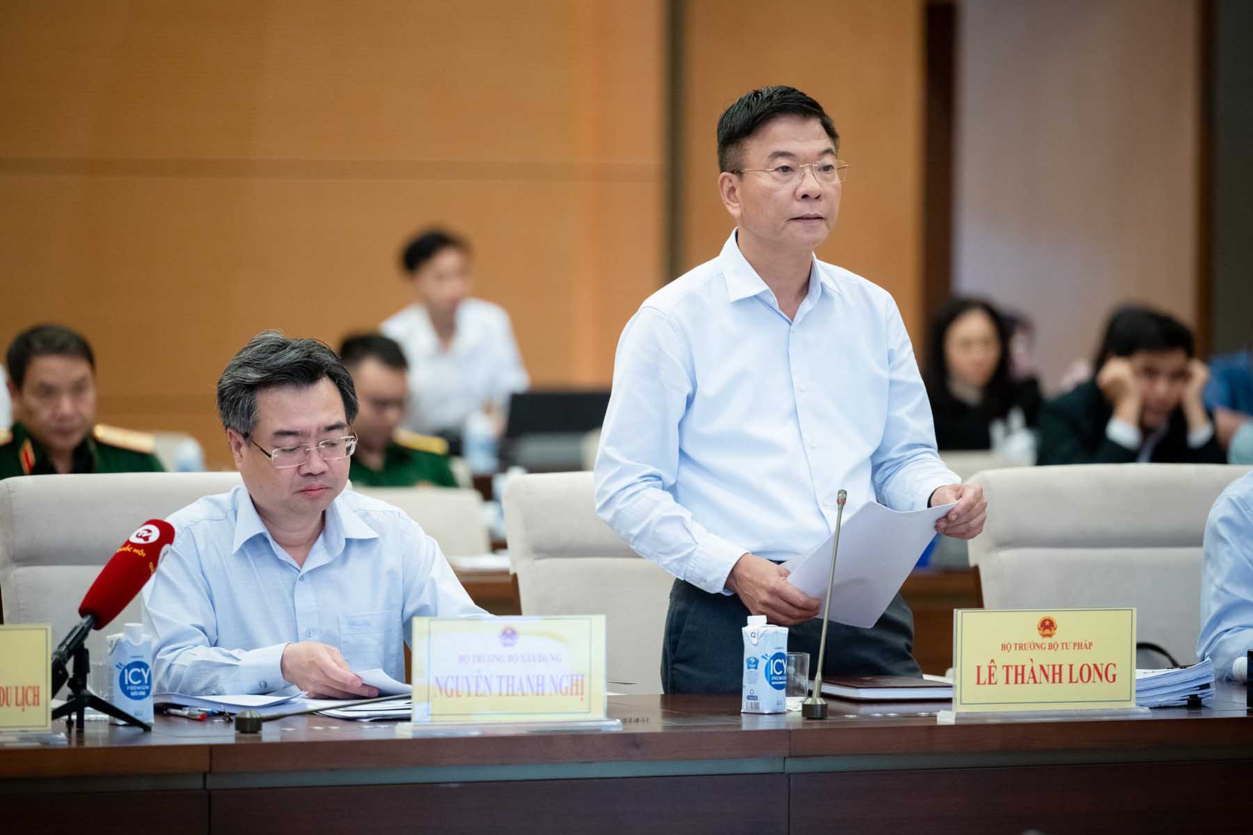 Bộ trưởng Bộ Tư pháp Lê Thành Long trình bày tờ trình của Chính phủ. Ảnh: Quốc hội