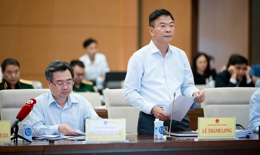 Bộ trưởng Bộ Tư pháp Lê Thành Long trình bày tờ trình của Chính phủ. Ảnh: Quốc hội