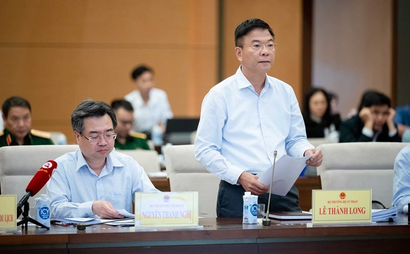 Bộ trưởng Bộ Tư pháp Lê Thành Long trình bày tờ trình của Chính phủ. Ảnh: Quốc hội